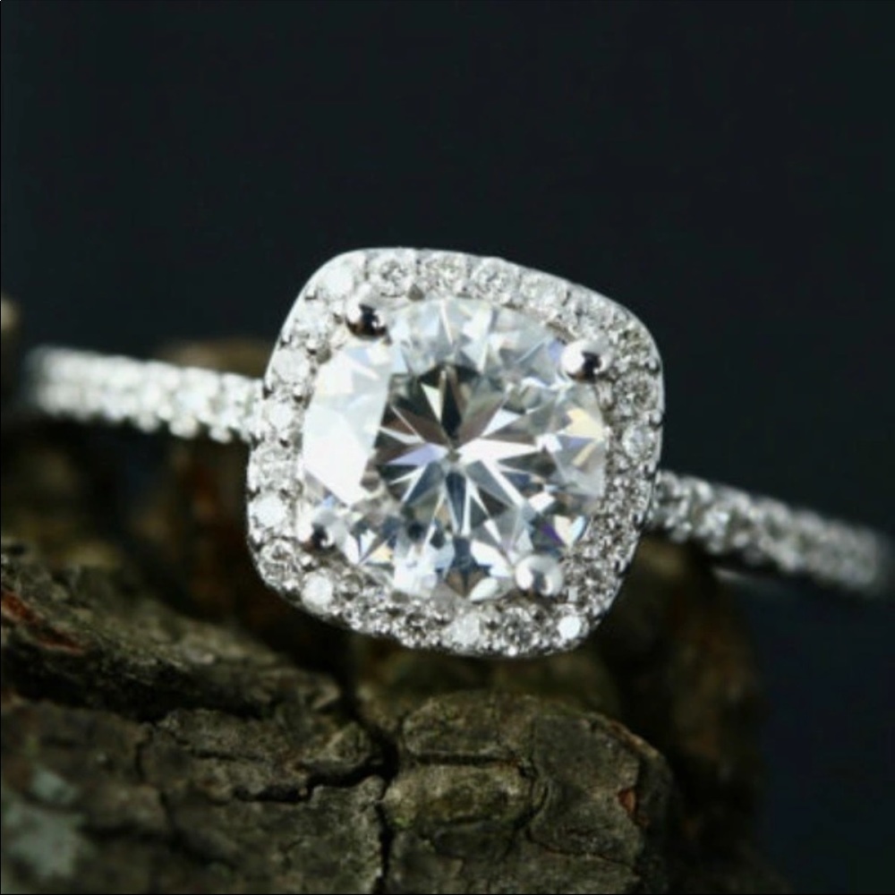 New Trendy Crystal Engagement Claws Design ring - Picture 4 of 5